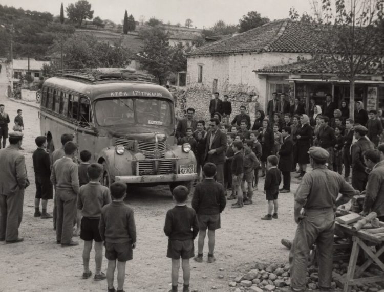 Όταν το πρώτο λεωφορείο του ΚΤΕΛ Τρικάλων έφτασε στην Κρήνη και όλο το χωριό βγήκε να το υποδεχθεί…