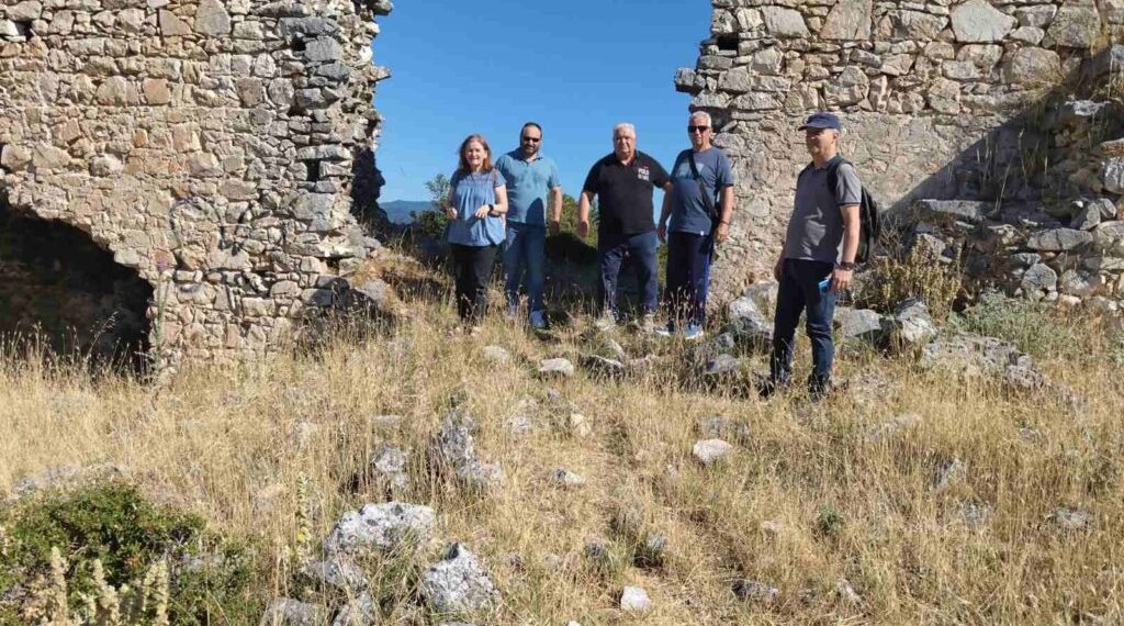 Αυτοψία στον δρόμο πρόσβασης προς το Κάστρο του Γριζάνου – Στόχος η βελτίωση της πρόσβασης και η ανάδειξη του σημαντικού μνημείου (ΦΩΤΟ)