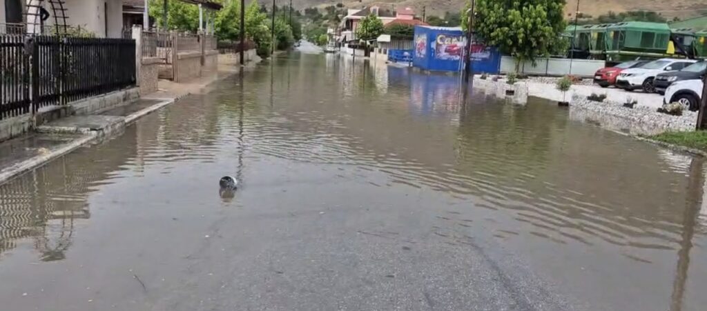 Νεροποντή: Οι δρόμοι της Φαρκαδόνας πλημμύρισαν ξανά… (ΦΩΤΟ – ΒΙΝΤΕΟ)
