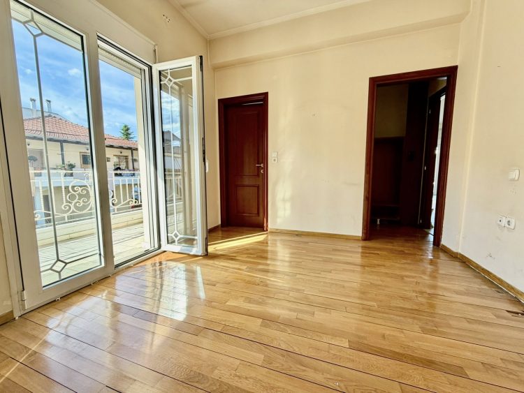 Πωλείται οροφοδιαμέρισμα κοντά στο Μαιευτήριο