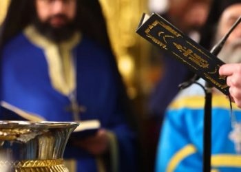 Πόσα χρήματα παίρνει ο παπάς της ενορίας σας; Οι μισθοί όλων των κληρικών μέχρι τον Αρχιεπίσκοπο