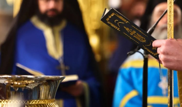 Πόσα χρήματα παίρνει ο παπάς της ενορίας σας; Οι μισθοί όλων των κληρικών μέχρι τον Αρχιεπίσκοπο