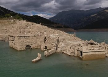 Μόρνος: Το βυθισμένο χωριό ξαναβγαίνει στην επιφάνεια μετά την πτώση της στάθμης της λίμνης