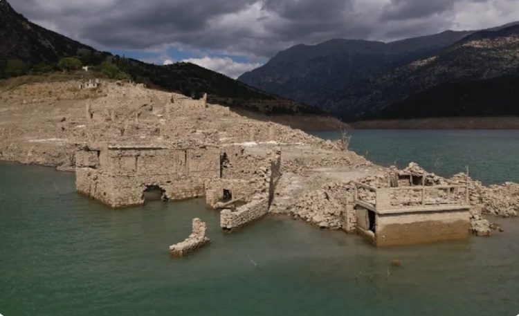 Μόρνος: Το βυθισμένο χωριό ξαναβγαίνει στην επιφάνεια μετά την πτώση της στάθμης της λίμνης