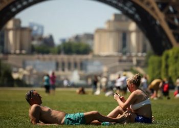 Ο καύσωνας στην Ευρώπη υποχωρεί αφήνοντας νεκρούς, πολίτες και κυβερνήσεις αιφνιδιασμένους -Χάος και προβλήματα από μια πρωτοφανή κατάσταση