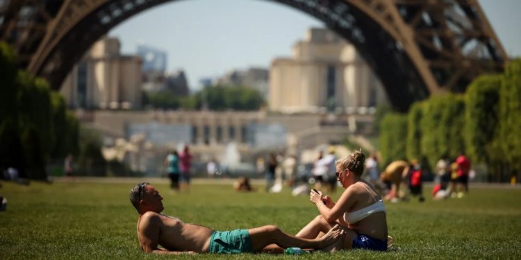 Ο καύσωνας στην Ευρώπη υποχωρεί αφήνοντας νεκρούς, πολίτες και κυβερνήσεις αιφνιδιασμένους -Χάος και προβλήματα από μια πρωτοφανή κατάσταση