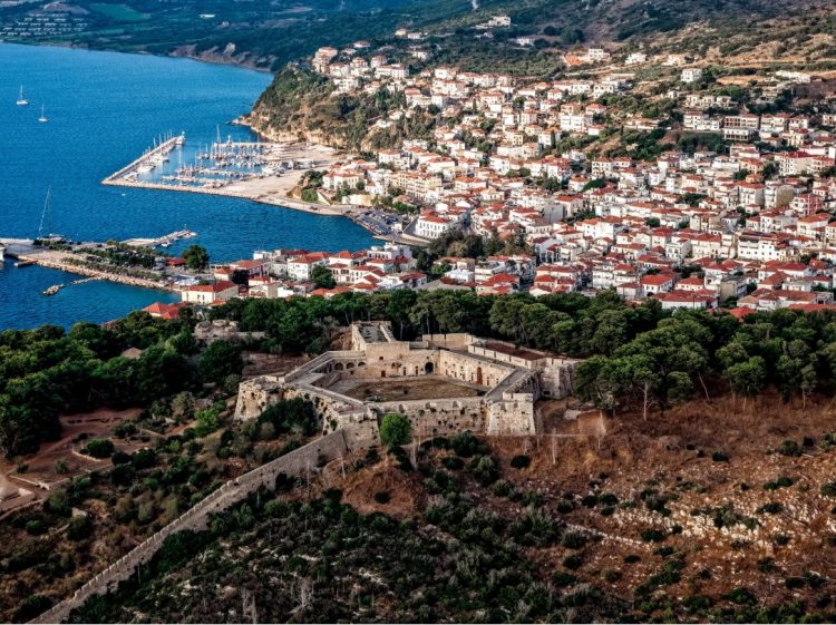 Αντίδραση των αρχαιολόγων για τον γάμο της Αμαλίας Κωστοπούλου στον αρχαιολογικό χώρο του Νιόκαστρου στην Πύλο