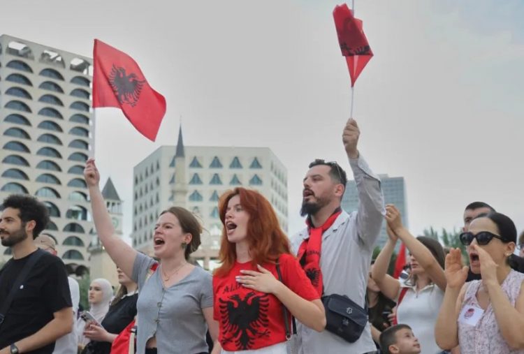 Αλβανία: Κλιμακώνονται οι διαδηλώσεις κατά της επένδυσης-μαμούθ του Κούσνερ – Δείτε βίντεο