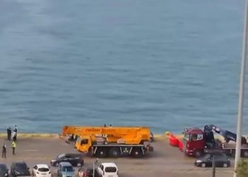 Συναγερμός στο λιμάνι του Πειραιά: Αυτοκίνητο έπεσε στη θάλασσα