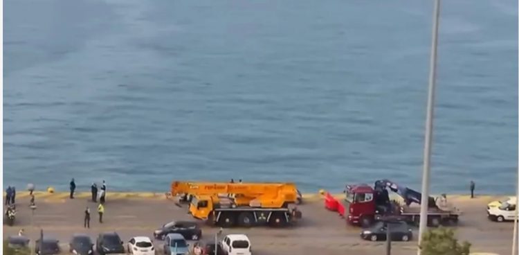 Συναγερμός στο λιμάνι του Πειραιά: Αυτοκίνητο έπεσε στη θάλασσα