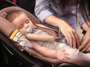 Πόσο ασφαλές είναι να κοιμάται το μωρό στο κάθισμα αυτοκινήτου;