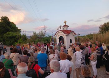 Εσπερινός με αρτοκλασία και παραδοσιακή φιλοξενία στην συνοικία Αγίας Τριάδας