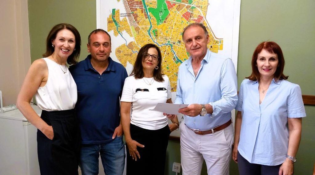 Σε τρικαλινές οικογένειες το ανταποδοτικό όφελος από την ανακύκλωση ρούχων που υλοποιεί ο Δήμος Τρικκαίων