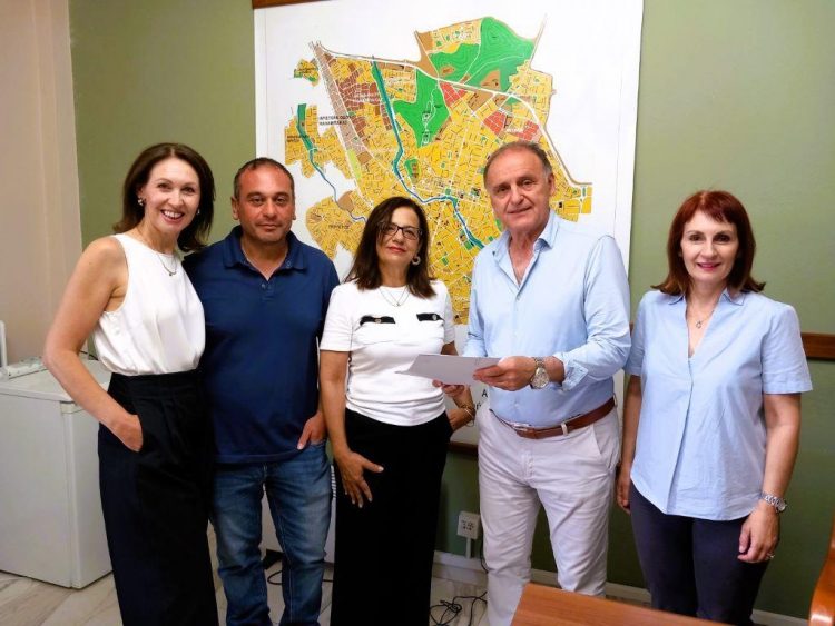 Σε τρικαλινές οικογένειες το ανταποδοτικό όφελος από την ανακύκλωση ρούχων που υλοποιεί ο Δήμος Τρικκαίων