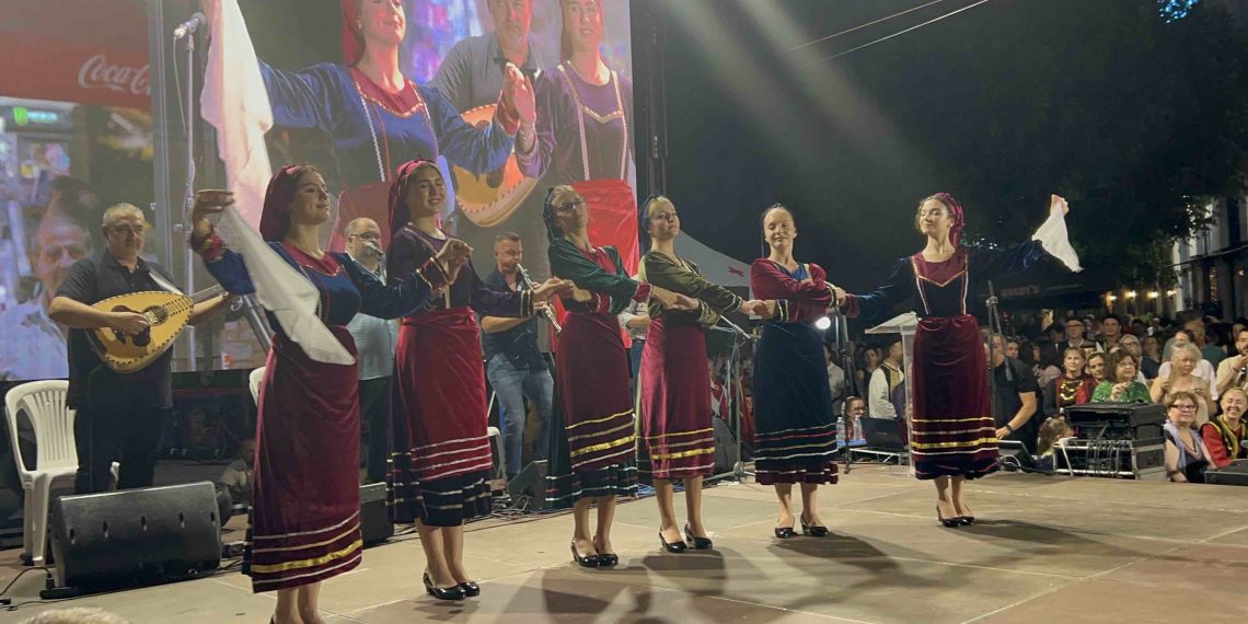 Τρίκαλα: Πολυκοσμία και πλούσια γεύση παράδοσης στην έναρξη του 40ου Πανελληνίου Ανταμώματος Βλάχων (ΦΩΤΟ – ΒΙΝΤΕΟ)