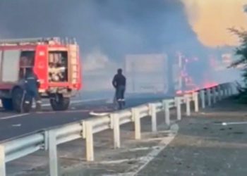Φοβερό τροχαίο ατύχημα: Νταλίκα ανατράπηκε και άρπαξε φωτιά (ΦΩΤΟ – ΒΙΝΤΕΟ)
