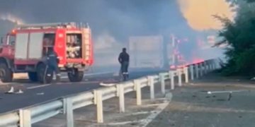 Φοβερό τροχαίο ατύχημα: Νταλίκα ανατράπηκε και άρπαξε φωτιά (ΦΩΤΟ – ΒΙΝΤΕΟ)