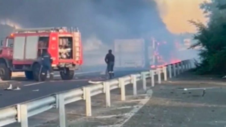 Φοβερό τροχαίο ατύχημα: Νταλίκα ανατράπηκε και άρπαξε φωτιά (ΦΩΤΟ – ΒΙΝΤΕΟ)