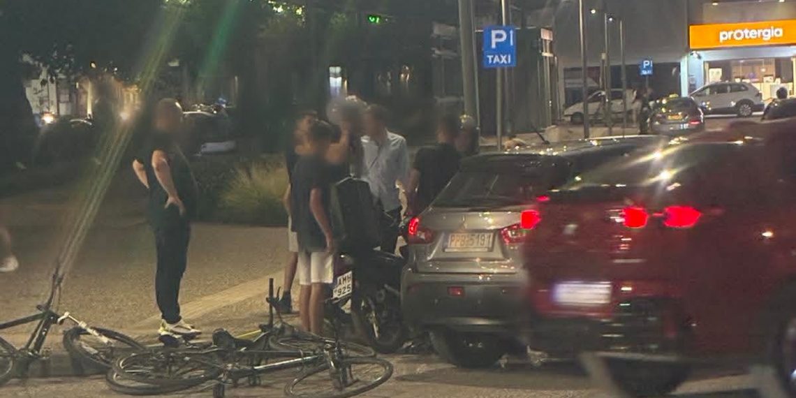 Αναστάτωση στην Κεντρική Πλατεία Τρικάλων από πτώση δικυκλιστή στη διάβαση