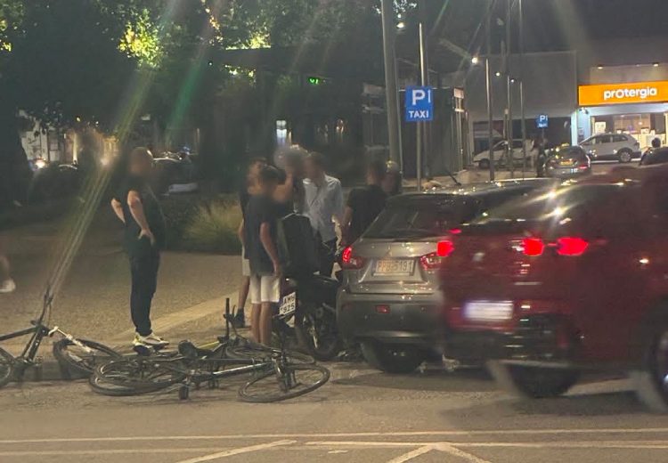 Αναστάτωση στην Κεντρική Πλατεία Τρικάλων από πτώση δικυκλιστή στη διάβαση