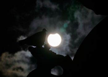 Έξι λεπτά σκοταδιού στη μέση της ημέρας – Πότε θα συμβεί η μεγαλύτερη ηλιακή έκλειψη του 21ου αιώνα