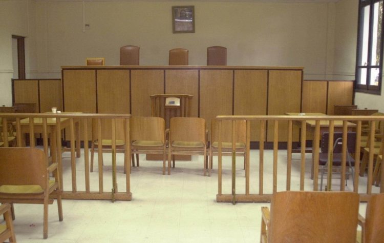 Πολιορκεί την πρώην σύντροφό του και δεν αποδέχεται τον χωρισμό – Στο σκαμνί για ενδοοικογενειακή απειλή