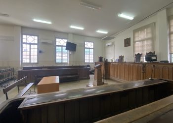«Δεν υπάρχει ζωή χωρίς εσένα»: Ξάπλωσε στις ρόδες της, αλλά βρέθηκε στο εδώλιο
