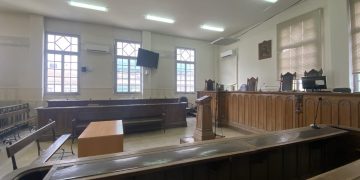 «Δεν υπάρχει ζωή χωρίς εσένα»: Ξάπλωσε στις ρόδες της, αλλά βρέθηκε στο εδώλιο