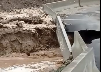 Φάρσαλα: Βίντεο από την στιγμή που κατέρρευσε η γέφυρα στο Δίλοφο, στο Κακλιτζόρεμα