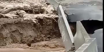 Φάρσαλα: Βίντεο από την στιγμή που κατέρρευσε η γέφυρα στο Δίλοφο, στο Κακλιτζόρεμα