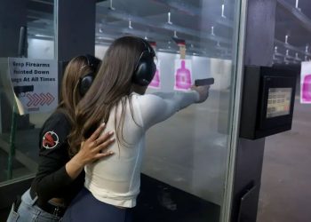 Μία ώρα πιλάτες, δύο ώρες σκοποβολή: Η νέα τάση που «σαρώνει» στον γυναικείο πληθυσμό των ΗΠΑ