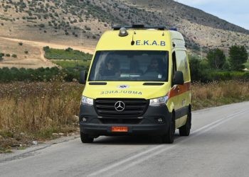 Νεαρός άνδρας εντοπίστηκε χωρίς τις αισθήσεις του στο κέντρο του Βόλου – Στο σημείο διασώστες του ΕΚΑΒ [εικόνες]