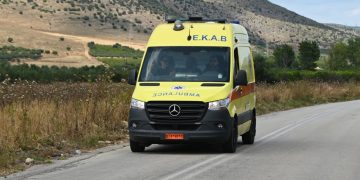 Νεαρός άνδρας εντοπίστηκε χωρίς τις αισθήσεις του στο κέντρο του Βόλου – Στο σημείο διασώστες του ΕΚΑΒ [εικόνες]