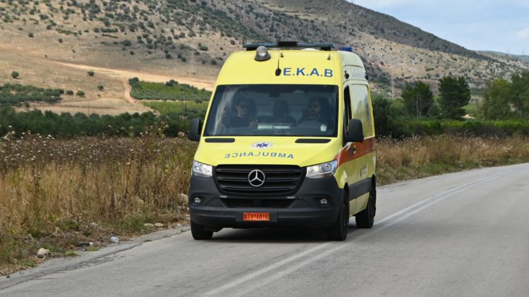 Νεαρός άνδρας εντοπίστηκε χωρίς τις αισθήσεις του στο κέντρο του Βόλου – Στο σημείο διασώστες του ΕΚΑΒ [εικόνες]