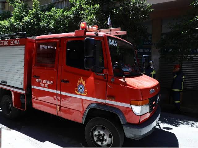 Φωτιά με υλικές ζημιές κοντά στο Τζαμί στα Τρίκαλα