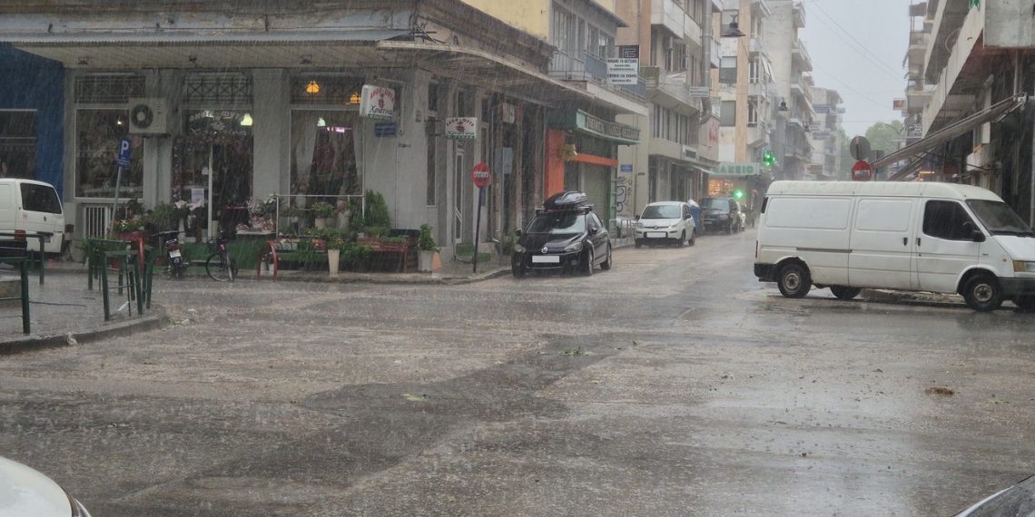Ξαφνικό μπουρίνι «χτύπησε» τα Τρίκαλα (φωτό-video)