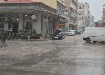 Ξαφνικό μπουρίνι «χτύπησε» τα Τρίκαλα (φωτό-video)