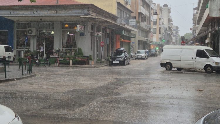 Ξαφνικό μπουρίνι «χτύπησε» τα Τρίκαλα (φωτό-video)