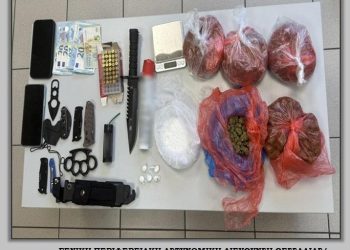 Ναρκωτικά και οπλισμό εντόπισαν αστυνομικοί σε οικία 21χρονου