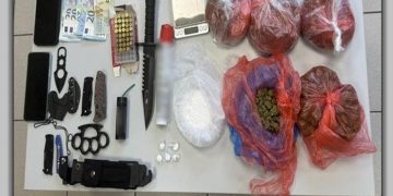 Ναρκωτικά και οπλισμό εντόπισαν αστυνομικοί σε οικία 21χρονου