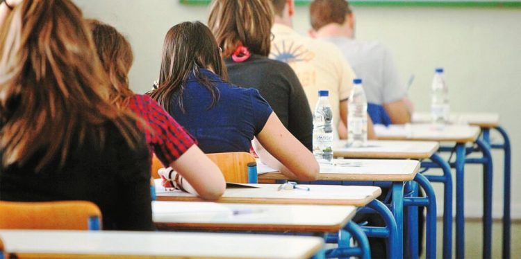 Ελάχιστη Βάση Εισαγωγής: Πάνω από 162.000 νέοι και νέες έμειναν εκτός της Τριτοβάθμιας την πενταετία 2021-2025