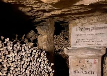 Επίσκεψη στις εντυπωσιακές κατακόμβες του Παρισιού