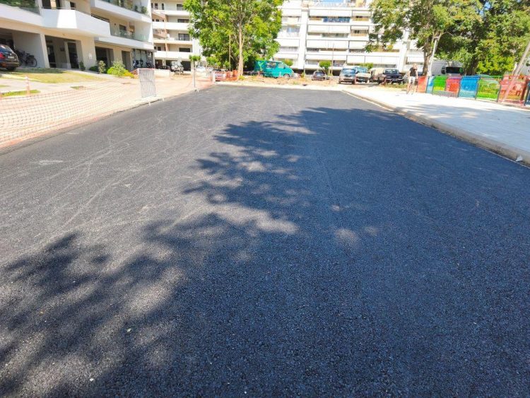 Ολοκληρώθηκε και η ασφαλτόστρωση για οχήματα στη νέα πλατεία των Τρικάλων