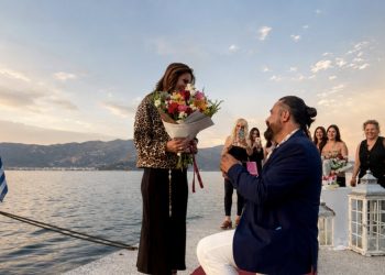 Μαγική πρόταση γάμου με ιστιοπλοϊκό στις Αλυκές Βόλου – Γονάτισε στην προβλήτα και της χάρισε το δαχτυλίδι [εικόνες και βίντεο]