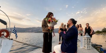 Μαγική πρόταση γάμου με ιστιοπλοϊκό στις Αλυκές Βόλου – Γονάτισε στην προβλήτα και της χάρισε το δαχτυλίδι [εικόνες και βίντεο]