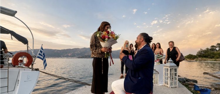 Μαγική πρόταση γάμου με ιστιοπλοϊκό στις Αλυκές Βόλου – Γονάτισε στην προβλήτα και της χάρισε το δαχτυλίδι [εικόνες και βίντεο]