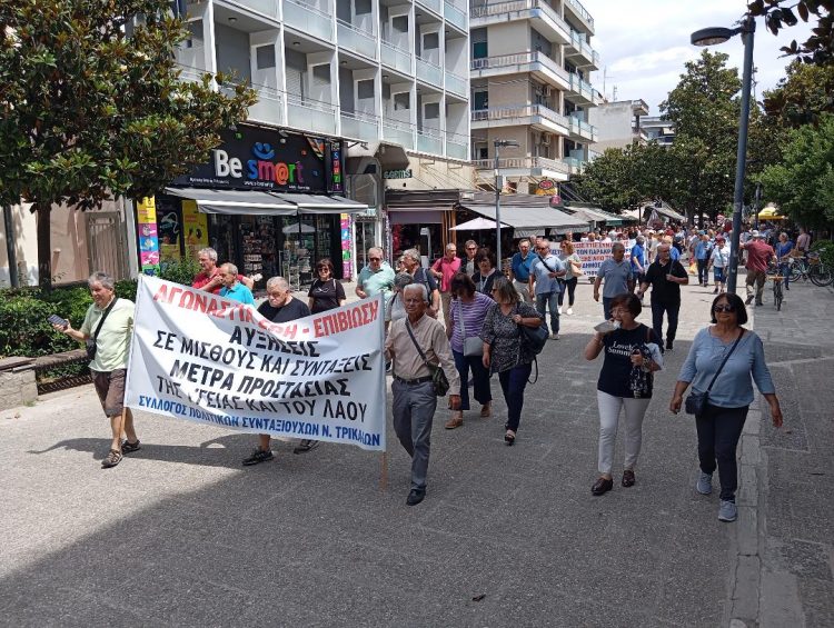 Τρίκαλα: Δεν το βάζουν κάτω οι Θεσσαλοί συνταξιούχοι – Μεγαλειώδης συγκέντρωση στο κέντρο της πόλης