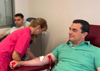 Στην εθελοντική αιμοδοσία της ΔΕΕΠ Τρικάλων ο Κώστας Σκρέκας – «Δέκα λεπτά από τον χρόνο μας μπορεί να σώσουν μια ζωή.»