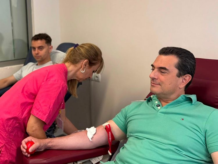 Στην εθελοντική αιμοδοσία της ΔΕΕΠ Τρικάλων ο Κώστας Σκρέκας – «Δέκα λεπτά από τον χρόνο μας μπορεί να σώσουν μια ζωή.»