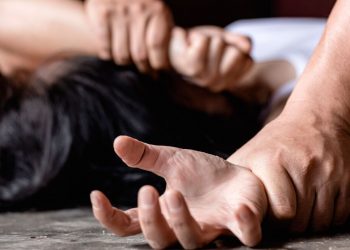 Κοιμήθηκε μεθυσμένη, ξύπνησε μόνο με το εσώρουχό της – Τον βιασμό της κατήγγειλε 19χρονη